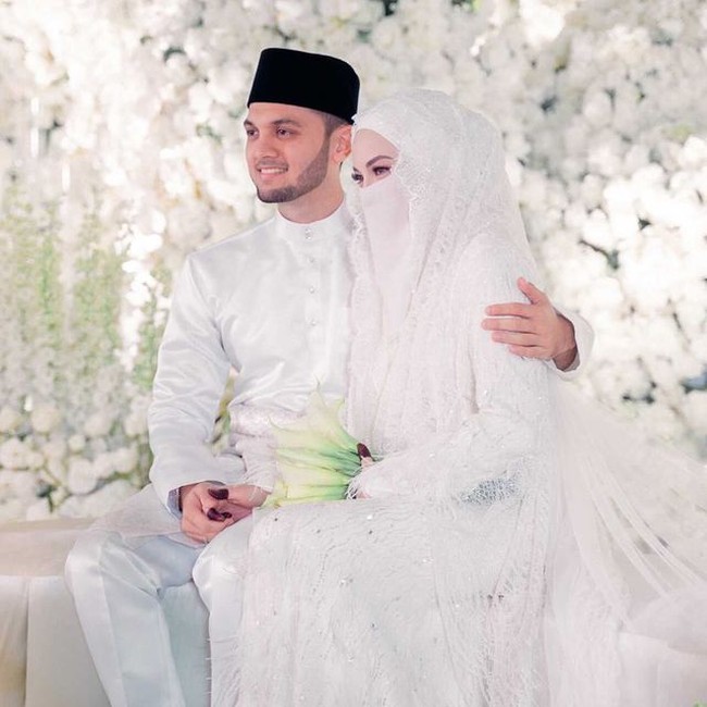 Nama Neelofa sendiri cukup terkenal di Malaysia. Neelofa merupakan artis Malaysia yang menjadi satu-satunya wanita bercadar di Forbes Asias 100 Digital Stars. Foto: Instagram/@neelofa