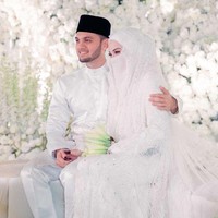 Nama Neelofa sendiri cukup terkenal di Malaysia. Neelofa merupakan artis Malaysia yang menjadi satu-satunya wanita bercadar di Forbes Asias 100 Digital Stars. Foto: Instagram/@neelofa