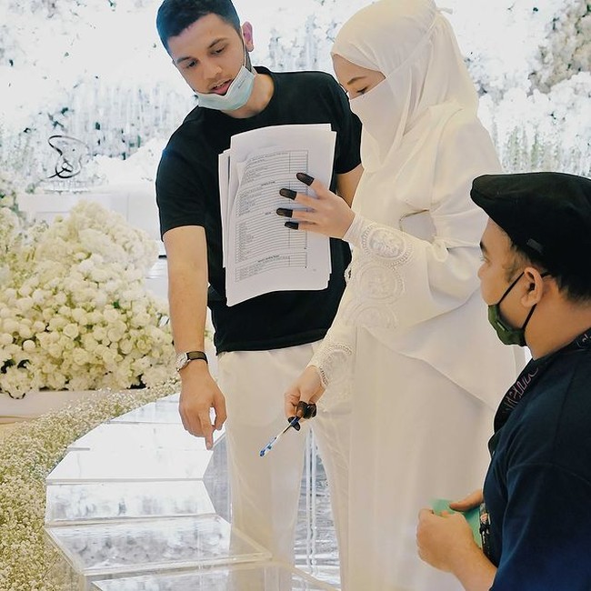 Seperti dikutip dari The Star, pihak kepolisian saat ini telah ikut turut tangan menyelidiki pesta pernikahan Neelofa dan PU Riz. Polisi akan segera meminta keterangan dari pihak yang bersangkutan, Neelofa dan PU Riz terkait pesta pernikahannya itu. Foto: Instagram/@neelofa