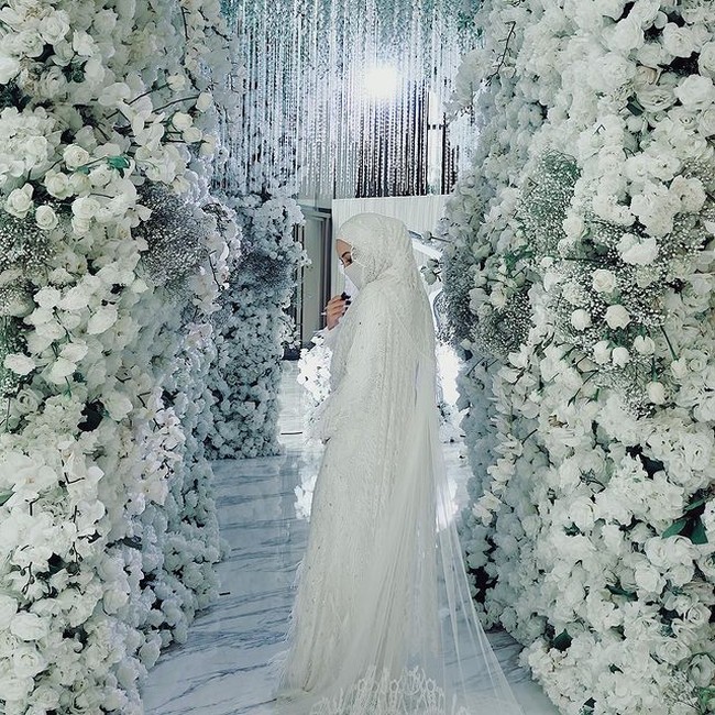 Dalam salah satu video unggahannya memang terlihat bahwa pesta pernikahan Neelofa dan PU Riz ramai dihadiri oleh para tamu undangan. Selain itu para tamu undangan juga duduk berdempetan tanpa memberi jarak satu sama lain. Foto: Instagram/@neelofa