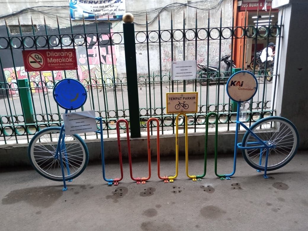 Parkir sepeda di Stasiun Jayakarta Parkir sepeda di Stasiun Jayakarta
