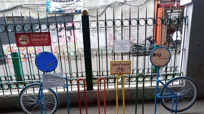 Parkir sepeda di Stasiun Jayakarta