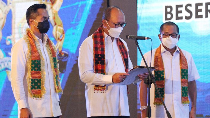 Wakil Ketua Umum Kadin Indonesia Bidang Organisasi Keanggotaan dan
Pemberdayaan Daerah  Anindya N. Bakrie, berjalan bersama Gubernur
Sulawesi Tenggara Ali Mazi (tengah) dan Wakil Ketua Umum Kadin Bidang
Koordinator Wilayah Timur   Andi Rukman Karumpa,  saat pelantikan
Ketua Kadin Sulawesi Tenggara periode 2021-2026, di Kendari, Sulawesi
Tenggara, Selasa (30/3/2021). Ketua Umum Kadin Indonesia resmi melantik Anton Timbang sebagai Ketua Kadin Sulawesi Tenggara periode
2021-2026.
