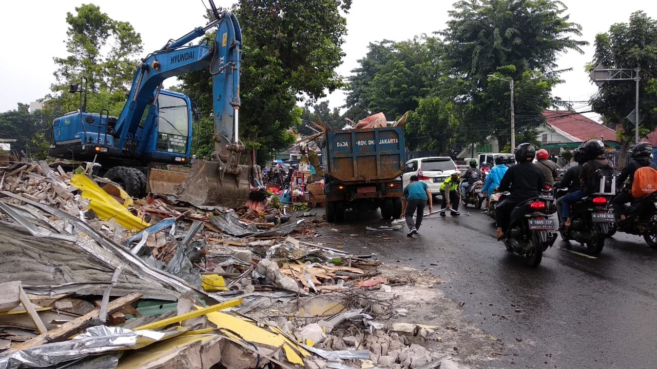 Pemkot Jaksel Bongkar Puluhan Kios Liar di Pinggir Kali Baru Tebet (Foto: dok Pemkot Jaksel)