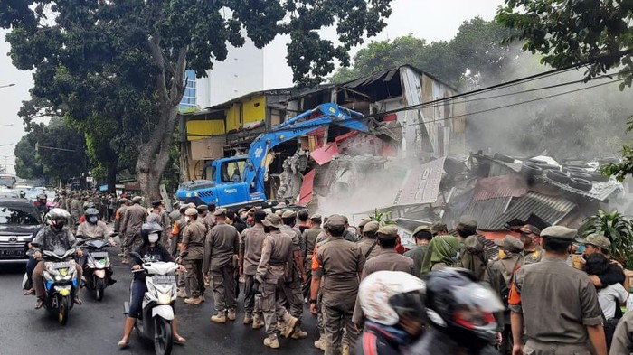 Pemkot Jaksel Bongkar Puluhan Kios Liar di Pinggir Kali Baru Tebet (Foto: dok Pemkot Jaksel)