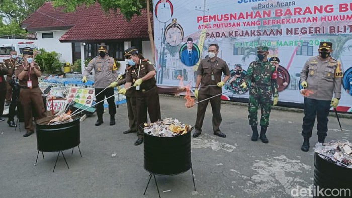 pemusnahan  barang bukti kejari blitar