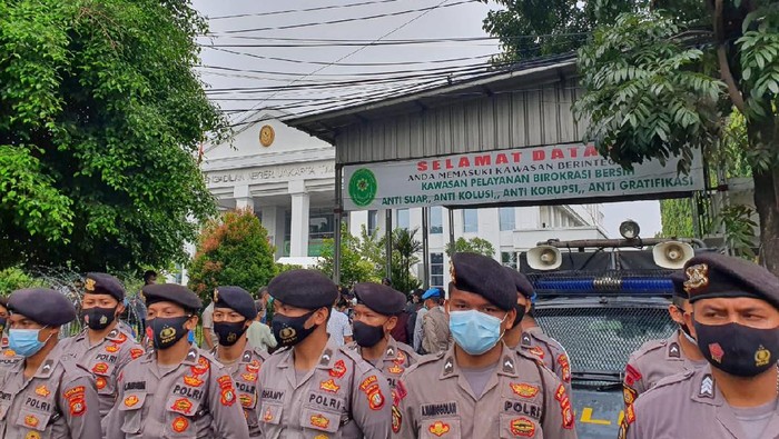 Pengamanan Sidang HRS di PN Jaktim, Selasa (30/3)