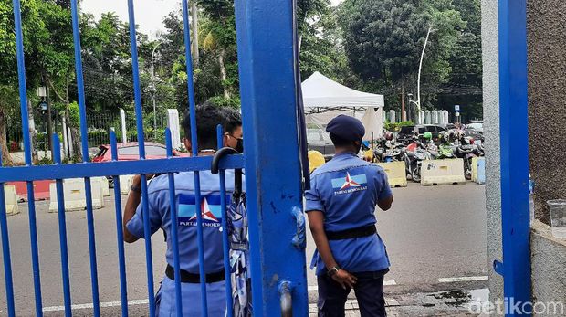 Penjagaan kator DPP Demokrat di Jalan Proklamasi, Jakarta Pusat