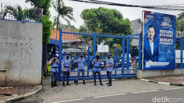 Penjagaan kator DPP Demokrat di Jalan Proklamasi, Jakarta Pusat