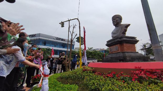 Peresmian monumen Ki Nartosabdo di dekat alun-alun Kota Semarang dan foto perwakilan keluarga, Dhanang Respati Puguh saat berdiri di depan monumen.