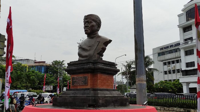 Peresmian monumen Ki Nartosabdo di dekat alun-alun Kota Semarang dan foto perwakilan keluarga, Dhanang Respati Puguh saat berdiri di depan monumen.
