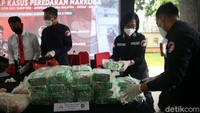 Polisi menggagalkan upaya penyelundupan narkoba jaringan Malaysia melalui jalur laut di wilayah perairan Indonesia. Total barang bukti yang disita ada 42 kilogram lebih narkotika jenis sabu dan 85 ribu butir pil ekstasi.