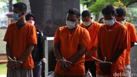 Atas perbuatannya, tersangka dijerat Pasal 62, Pas 60 ayar (4), Pasal 60 ayat (5) UU Nomor 5 Tahun 1997 Tentant Psikotropika, Pasal 114 AYAT (2) Jo Pasal 132 ayat (1) Subsidaur Pasal 112 (2) Jo Pasal 132 ayar (1) UU RI Nomor 35 Tahun 2009 Tentang Narkotika.