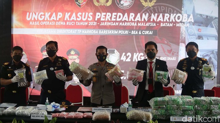 Polisi Gagalkan Penyelundupan Narkoba Jaringan Malaysia Polisi menggagalkan upaya penyelundupan narkoba jaringan Malaysia melalui jalur laut di wilayah perairan Indonesia. Polisi mengamankan 42,3 Kg sabu dan 40.038 butir ekstasi.