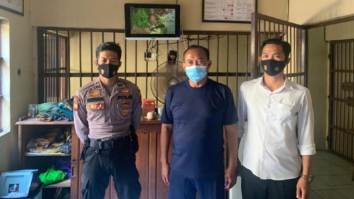 Polisi menahan dua tersangka dugaan korupsi proyek pembangunan Jalan Lodan Kalipang Kecamatan Sarang, Rembang, Selasa (30/3/2021).