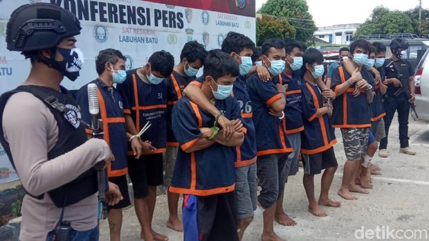 Polres Labuhanbatu menggelar Operasi Sikat Toba 2021 selama tiga pekan demi menekan angka kejahatan jalanan. Sebanyak 104 kasus kejahatan diungkap kepolisian (Ahmad FIM/detikcom)