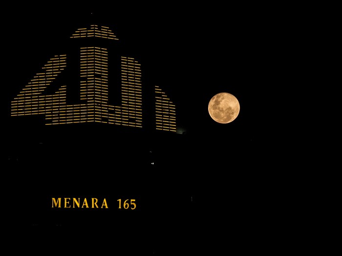 Potret Full Moon Hiasi Langit Jakarta Selatan (Foto: Andhika Prasetia/detikcom) Potret Full Moon Hiasi Langit Jakarta Selatan (Foto: Andhika Prasetia/detikcom)