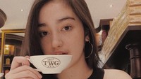Salah satu momen kulinernya adalah saat ngeteh cantik di kafe ternama ini. Posenya yang hendak menyeruput teh ini sukses membuat netizen salah fokus. Foto: Instagram @rantymaria