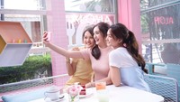 Banyak juga momen kuliner Ranty Maria bersama teman-temannya. Seperti yang tampak pada foto ini. Mereka asyik selfie di kafe serba pink. Foto: Instagram @rantymaria