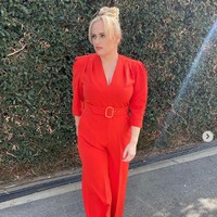 Rebel Wilson AfterRebel Wilson sempat mengejutkan publik dengan transformasinya. Aktris yang dulu bertubuh gemuk itu turun lebih dari 36 kg setelah melalui proses yang cukup panjang. Selain memperbaiki pola makan, ia juga sukses langsing brat olahraga angkat beban, HIIT hingga mendaki.Foto: Dok. Instagram/rebelwilson