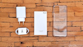 Aksesori yang disertakan dalam paket penjualan Redmi Note 10. Foto: Adi Fida Rahman/detikINET