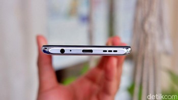 Baterainya 5.000 mAh dengan pengisian cepat 33W. Foto: Adi Fida Rahman/detikINET