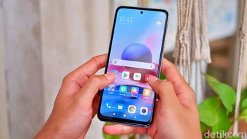 Layarnya AMOLED berukuran 6,43 inch Full HD+. Foto: Adi Fida Rahman/detikINET