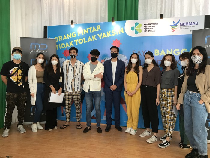 Reza Rahadian dan pemain film melakukan vaksinasi COVID-19