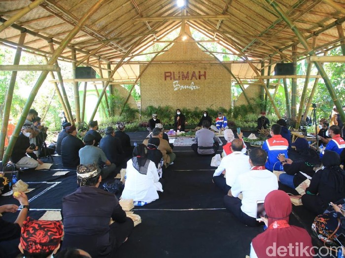 Anak-anak rimba hutan kaki Gunung Raung, Kecamatan Kalipuro kini memiliki rumah bambu sebagai wadah kreativitas. Rumah Bambu Kampoeng Batara tersebut menjadi amfiteater yang seluruh bahannya terbuat dari bambu.
