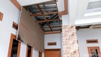 Pantauan detikcom, sejumlah rumah yang berada di RT 01 RW 01 Desa Balongan, Kecamatan Balongan. Kerusakan rata-rata terjadi pada bagian kaca jendela dan plafon rumah.