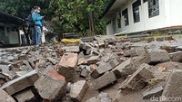 Sebelumnya, Kebakaran terjadi di PT Pertamina RU VI Balongan, Kabupaten Indramayu, Jawa Barat, pada Senin (29/3/2021). Akibat kejadian tersebut sejumlah rumah yang berada di dekat kawasan PT Peramina RU VI Balongan rusak. Pantauan detikcom, sejumlah rumah yang berada di RT 01 RW 01 Desa Balongan, Kecamatan Balongan. Kerusakan rata-rata terjadi pada bagian kaca jendela dan plafon rumah. Sebagian masyarakat di RT tersebut masih mengungsi.