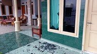 Penampakan salah satu rumah yang rusak imbas terjadinya kebakaran di PT Pertamina RU VI Balongan, Kabupaten Indramayu, Jawa Barat, pada Senin (29/3/2021).