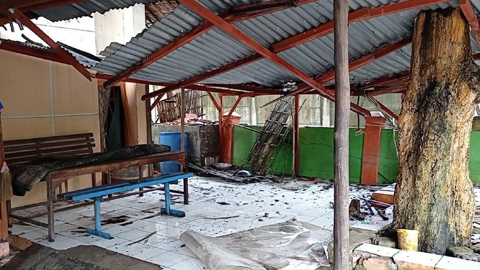 Sejumlah rumah rusak terdampak kebakaran kilang minyak Pertamina di Indramayu