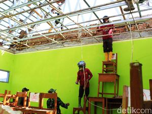 Puting Beliung Rusak Dua Sekolah di Cimenyan Bandung