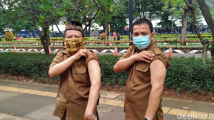 Sentra Vaksinasi Bersama Para guru yang sudah mendapat vaksin corona di sentra vaksinasi Istora Senayan