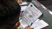 Tim kuasa hukum Partai Demokrat pimpinan AHY memegang dokumen gugatan saat menghadiri sidang perdana gugatan kasus perselisihan Partai Demokrat di Pengadilan Negeri Jakarta Pusat, Jakarta, Selasa (30/3/2021).