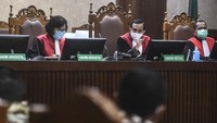 Ketua Majelis Hakim IG Eko Purwanto (tengah) didampingi hakim anggota memimpin sidang perdana gugatan kasus perselisihan Partai Demokrat di Pengadilan Negeri Jakarta Pusat, Jakarta, Selasa (30/3/2021).