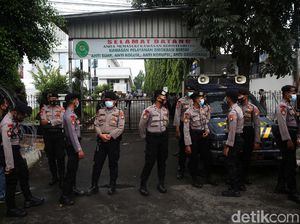 Sempat Ditangkap di Depan PN Jaktim, Pengacara HRS Sudah Dipulangkan