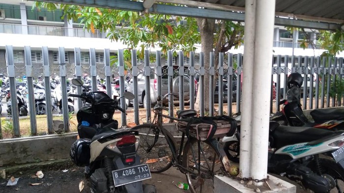 Tak ada parkir sepeda di Stasiun Kota, Jakarta, Selasa (30/3/2021). Sehingga, pesepeda menikat sepeda di tiang parkir sepeda motor.