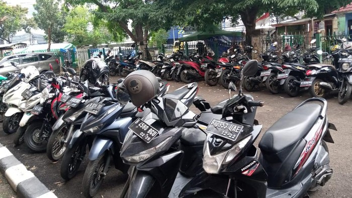 Tak ada parkir sepeda di Stasiun Sawah Besar. Telihat hanya parkir untuk sepeda motor.