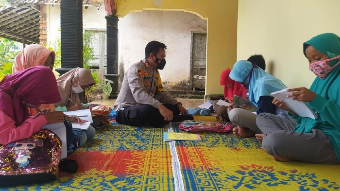 Tangkal Radikalisme, Kapolres Pacitan Turun Gunung Jadi Guru SD