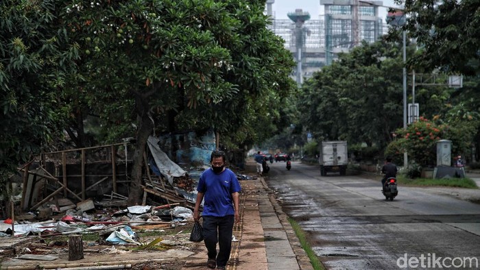 Terdampak Pembangunan JIS, Lapak Pedagang di Taman BMW Ditertibkan Sejumlah lapak pedagang di kawasan Taman BMW terdampak pembangunan Jakarta International Stadium (JIS). Lapak itu kini mulai ditertibkan. Berikut potretnya.