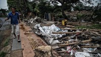 Perlu diketahui para pedagang di lapak tersebut telah pindah dan telah diberikan kompensasi sebesar Rp 4 juta. 
