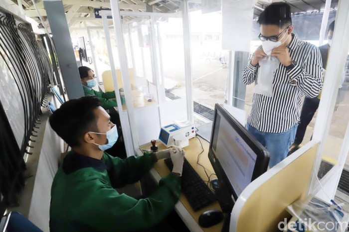 PT Kereta Api Indonesia (KAI) Daerah Operasional (Daop) 2 Bandung menambah layanan pemeriksaan COVID-19 melalui GeNose C19 di Stasiun Tasikmalaya dan Stasiun Banjar mulai hari ini, Selasa (30/3/2021). Secara total, Daop 2 melayani pemeriksaan GeNose di empat stasiun kereta api.