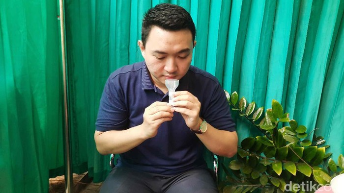 Tes Saliva Tes COVID-19 yang dinilai akurat dan biasa digunakan yakni swab PCR. Namun ada yang menghindari tes ini saat puasa, karena dalam prosesnya harus memasukkan alat ke dalam hidung atau tenggorokan. Maka dari itu, tes Saliva (menggunakan air liur) dinilai bisa menjadi salah satu pilihan tes Corona saat puasa.