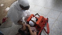 Sementara itu, penduduk desa Thailand membantu tenaga medis untuk membawa orang-orang yang terluka dengan tandu ke klinik kecil di pos pemeriksaan terdekat. Seorang pria terlihat mengalami memar besar di punggungnya dengan luka terbuka, cedera yang menurut perawat mungkin disebabkan oleh ledakan.