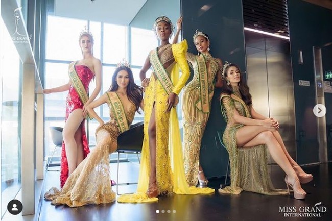 Inilah penampilan Miss Grand International 2020 Abena Appiah bersama empat finalis Miss Grand International 2020 yang berhasil menjadi top 5 saat diwawancara stasiun televisi Ch3Thailand. Foto: Dok. Instagram @missgrandinternational