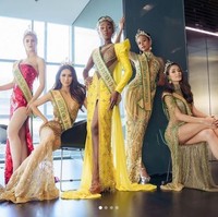 Inilah penampilan Miss Grand International 2020 Abena Appiah bersama empat finalis Miss Grand International 2020 yang berhasil menjadi top 5 saat diwawancara stasiun televisi Ch3Thailand. Foto: Dok. Instagram @missgrandinternational