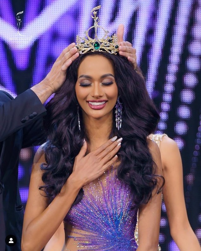 Dan runner up 3 Miss Grand Interntional 2020 adalah Aurra Kharishma dari Indonesia. Aurra merupakan wanita kelahiran Majalengka, Jawa Barat yang dipilih Yayasan Dunia Mega Bintang pimpinan Ivan Gunawan sebagai pemenang Miss Grand Indonesia 2020. Foto: Dok. Instagram @missgrandinternational