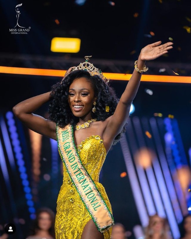 Mahkota Miss Grand International 2020 diraih oleh Abena Appiah asal USA atau Amerika Serikat.  Abena merupakan Miss Grand USA pertama yang juga seorang warga negara Ghana. Foto: Dok. Instagram @missgrandinternational